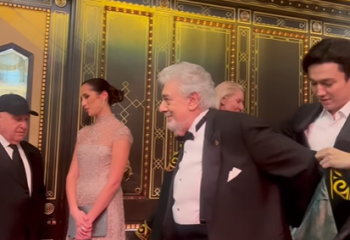 Димаш Құдайберген Пласидо Домингоға шапан сыйлады