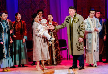 Елордалық театрда өнерлі отбасы балаларының тұсауын кестірді