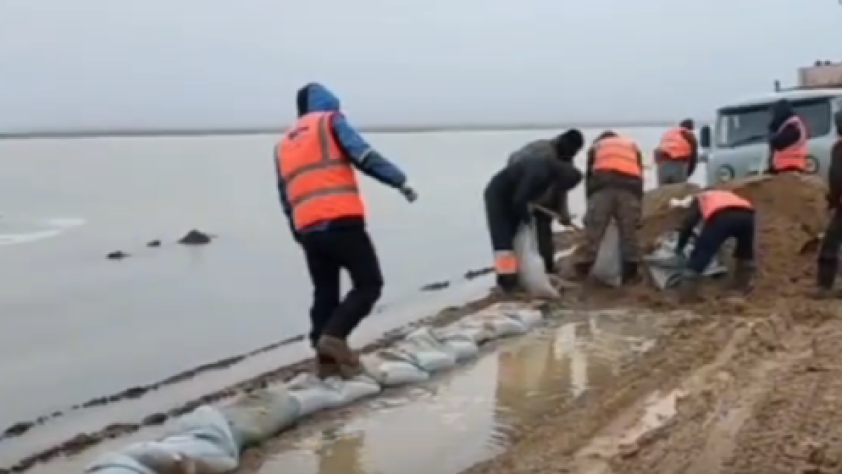 Угрозу паводков устранили на трассе в Актюбинской области