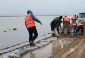 Угрозу паводков устранили на трассе в Актюбинской области