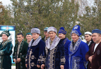 Жауынгерлер әскери форманы ұлттық киімге алмастырды