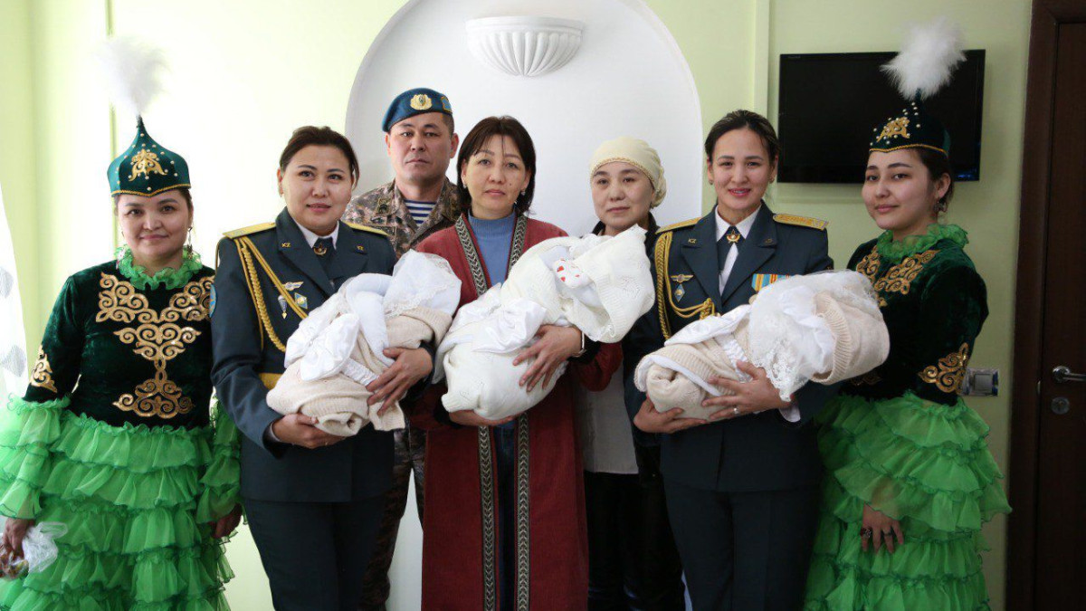 Тройня родилась в семье военнослужащего из Алматы в канун Наурыза