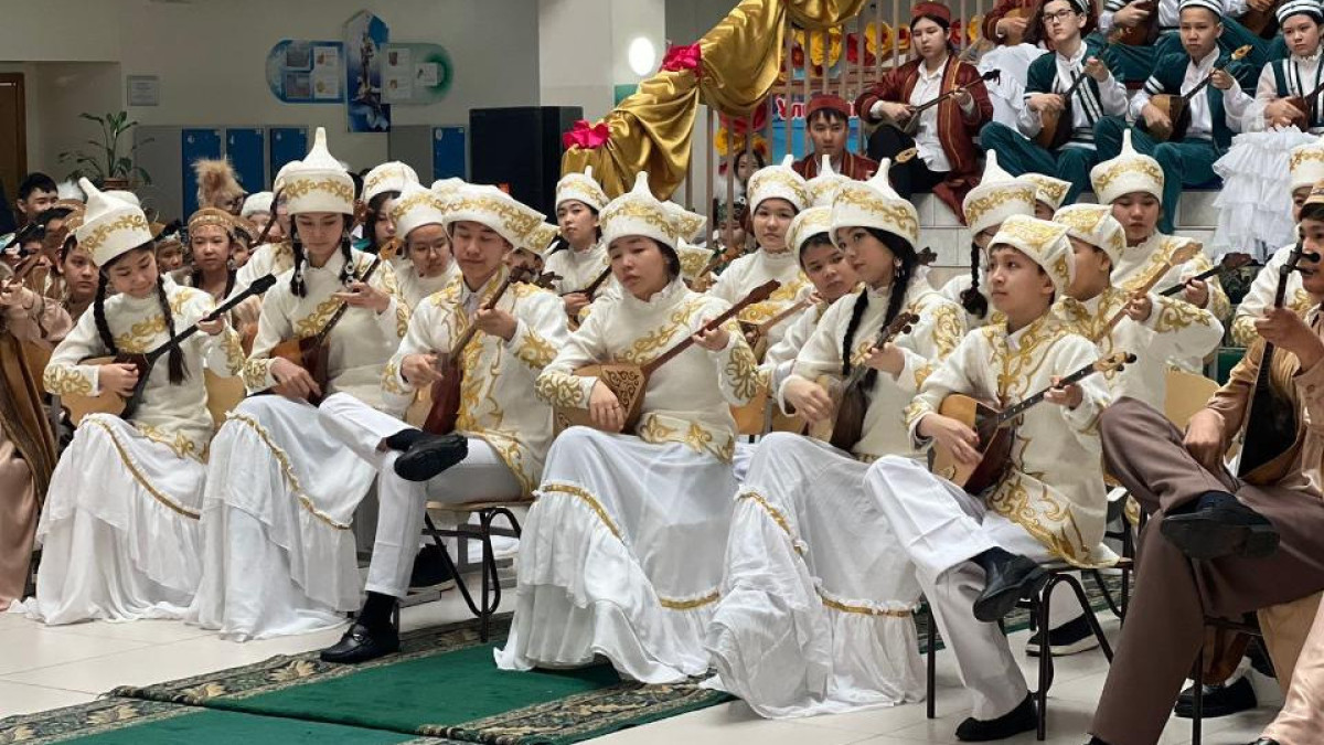 Одновременно исполнили казахские кюи 127 тысяч школьников и студентов Астаны