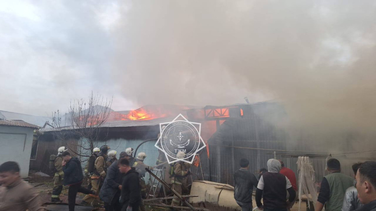 В Алматы ликвидируют пожар в цехе по повышенному рангу