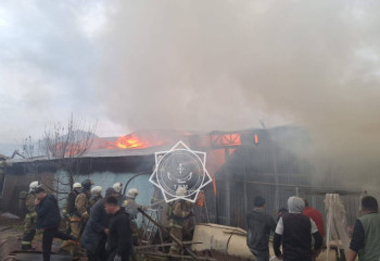 В Алматы ликвидируют пожар в цехе по повышенному рангу