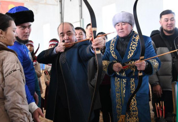 В ЗКО аким региона Нариман Торегалиев поучаствовал в соревнованиях по стрельбе из лука