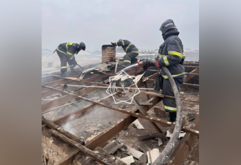 Частный дом в Туркестане охватило пламенем