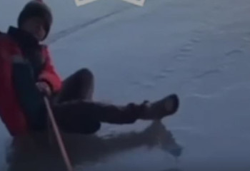 11-летнего мальчика спасли с отколовшейся льдины в ВКО