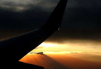 Фотограф создал коллекцию снимков через иллюминатор самолета