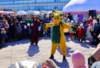 Астанада мерекелік  жәрмеңкеге екінші күні 42 мың адам келді