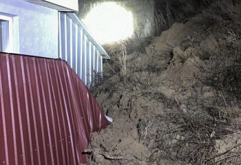 Бесағашта тау баурайынан түскен топырақ көшкінінен 2 үй зақымданды