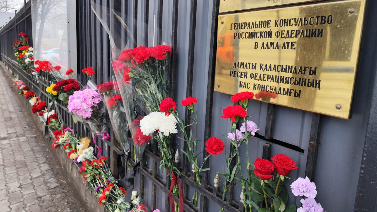 Алматылықтар Ресейдің Бас консулдығының алдына гүл шоқтарын апаруда