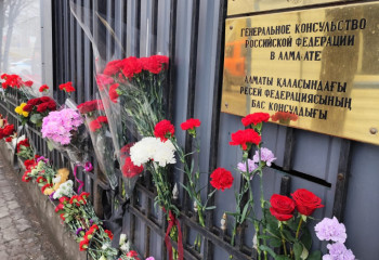 Алматылықтар Ресейдің Бас консулдығының алдына гүл шоқтарын апаруда