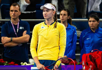 Рыбакина в тяжелейшей борьбе смогла обыграть соперницу