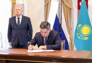 Олжас Бектенов Ресей елшілігінде көңіл айту кітабына жазба қалдырды