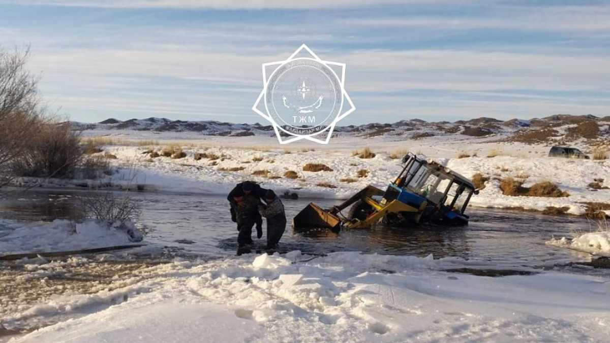 Тракторист пересекал реку и едва не утонул в области Абай