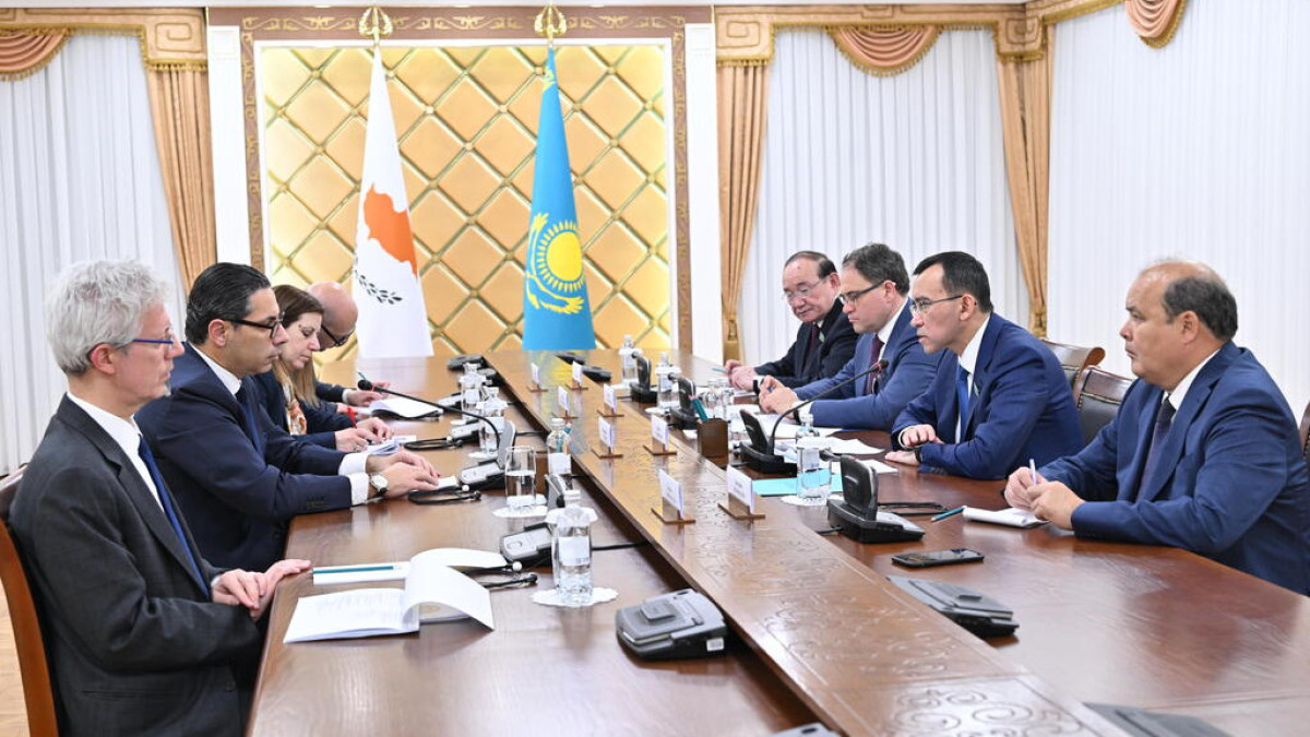 Маулен Ашимбаев встретился с Министром иностранных дел Республики Кипр