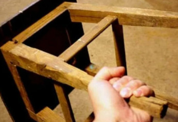 Сарбаздарды орындықпен, дубинкамен ұрған командирге қатысты іс қысқартылды