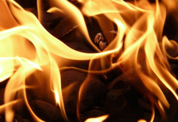 Астанада базар маңындағы сауда контейнері отқа оранды