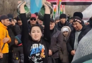 Девушка из Актобе удивила на конкурсе по подъему гирь