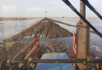 БҚО-да қардың еріген суы екі жолды шайып кетті