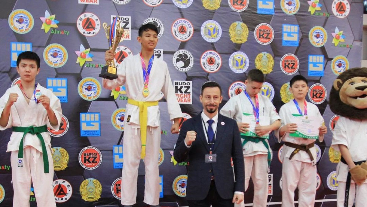 Спортсмены из Актау завоевали 11 медалей на чемпионате страны по ашихара-каратэ, установив рекорд