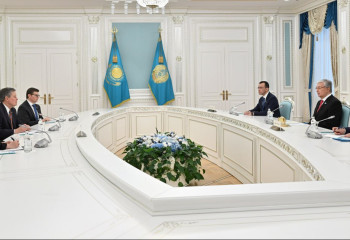 Глава государства принял американского сенатора Стива Дэйнса