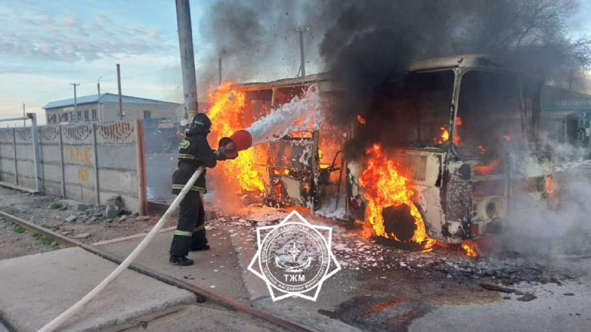 Пассажирский автобус загорелся в Жамбылской области