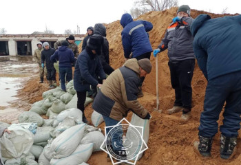 Ақтөбе мен Қостанайдағы су айдау жұмыстарына ТЖМ әскери қызметшілері көмекке келді