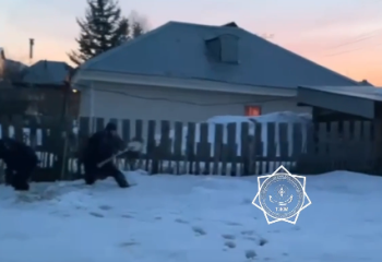 В Риддере сотрудники ДЧС помогли освободить придомовую территорию от воды