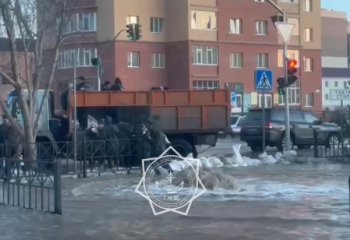 В Караганде спасатели устранили подтопление подвала многоэтажного дома