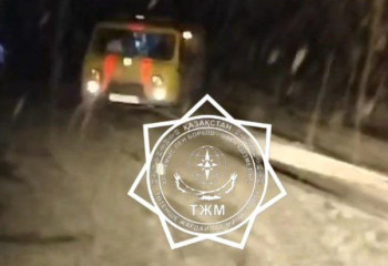 Атырауда балшықта тұрып қалған жедел жәрдем көлігіндегі үш адам құтқарылды