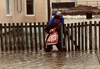 Ақтөбелік құтқарушы су басқан аумақтан 3 адамды құтқарды