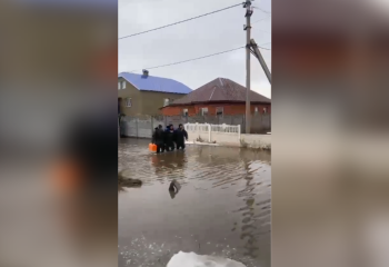 Спасатели вынесли медиков, которые не могли выбраться из-за паводков в Актобе