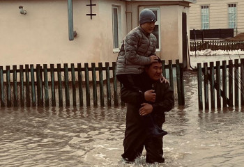 Спасатели вынесли с затопленного участка женщину и двух детей в Актобе