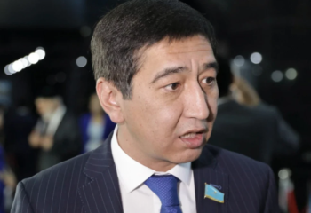 Ринат Зайытов пәтеріне кіре алмай жүрген үлескерлердің жанайқайын жеткізді