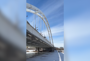 Астанада әйел көпірден секірмек болды