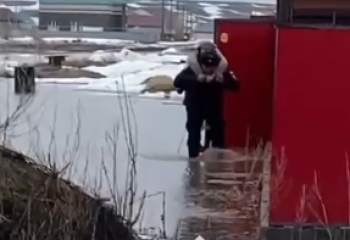 Ақтөбеде құтқарушы балабақша тәрбиешілерін көтеріп, қауіпсіз жерге шығарды