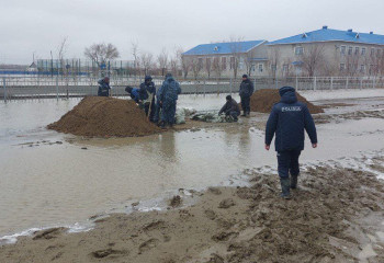 Ақтөбе облысында полиция қызметкерлері су тасқынымен күрес шараларына белсенді қатысуда