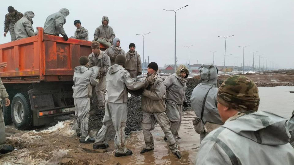 Военнослужащие Вооруженных сил пришли на помощь жителям Уральска