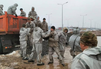 Военнослужащие Вооруженных сил пришли на помощь жителям Уральска