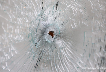 Астанада мас ер адам аялдаманың есігін сындырды