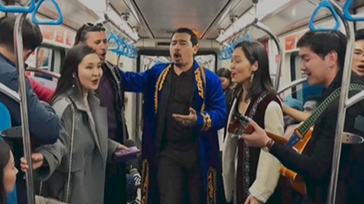 Алматы метросында халықтың көңілін көтерген театр актерларына жұрт риза болды