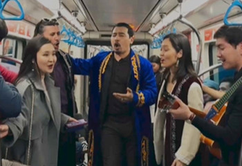 Алматы метросында халықтың көңілін көтерген театр актерларына жұрт риза болды