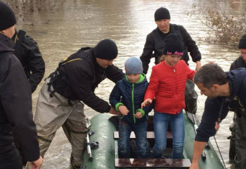 Полицейские дежурят круглосуточно в местах подтоплений в области Абай