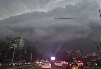 Ураганный ветер с грозой в Алматы: город встал в десятибалльных пробках