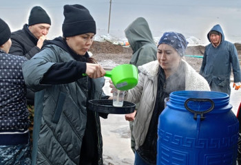 ҚХА мүшелері су тасқынынан зардап шеккендерге көмектесуде
