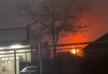 Алматыда дауыл кезінде жер үй өртенді