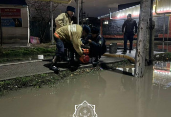 Алматы в воде: затопило 38 домов и 4 дороги