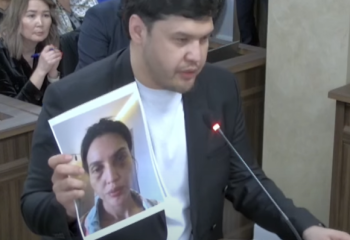 Айтбек Амангелді марқұм қарындасы Салтанаттың таяқ жеген суретін көрсетті